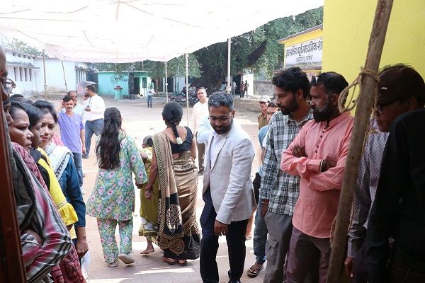 कलेक्टर ने किया मतदान केन्द्रों का किया निरीक्षण