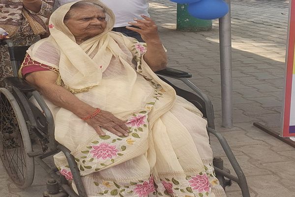 दिव्यांगों और बुजुर्गो ने पेश की मिसाल मतदान कर दिया मतदाता जागरूकता का संदेश  