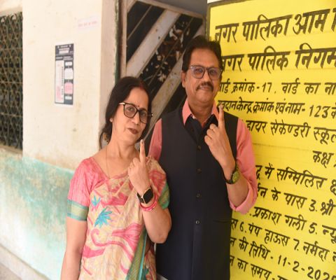 श्री अमितेन्द्र किशोर प्रसाद ने नगर निगम चुनाव 2025 में सपत्नीक मतदान किया।