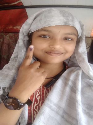 पहली बार वोट डालने वाले युवा मतदाताओं ने जताई खुशी