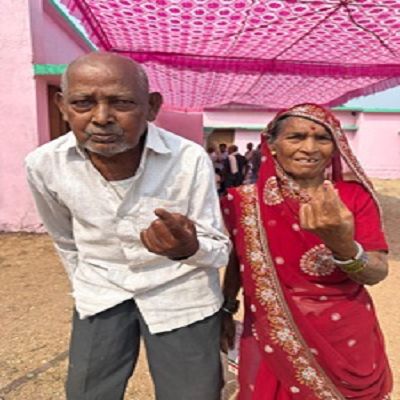 लोकतंत्र के महापर्व का हिस्सा बने बुजुर्ग दम्पत्ति इतवारी राम और अनुसूइया देवांगन