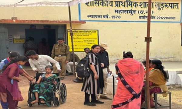 दिव्यांग मतदाता उषा बाई कन्नौज ने मतदान कर जागरूकता का दिया संदेश