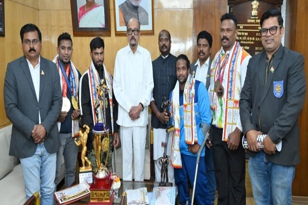 राज्यपाल से मिले बॉडी बिल्डर्स चैम्पियनशीप के विजेता