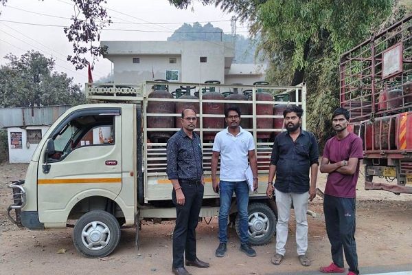 राष्ट्रीय राजमार्ग पर अवैध रूप से परिवहन हो रहे गैस सिलेंडर जब्त