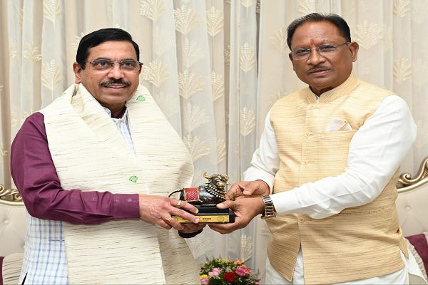  मुख्यमंत्री श्री विष्णुदेव साय ने केंद्रीय मंत्री श्री प्रहलाद जोशी का किया आत्मीय स्वागत