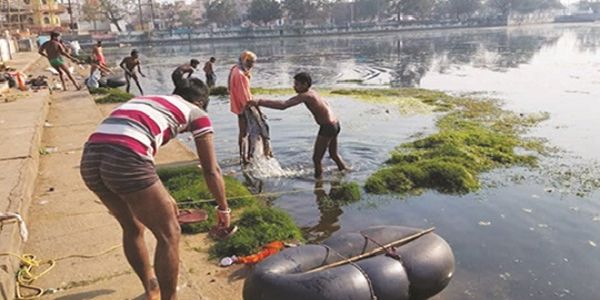 तालाबों को संवारने हर रोज 6 घंटे की सफाई