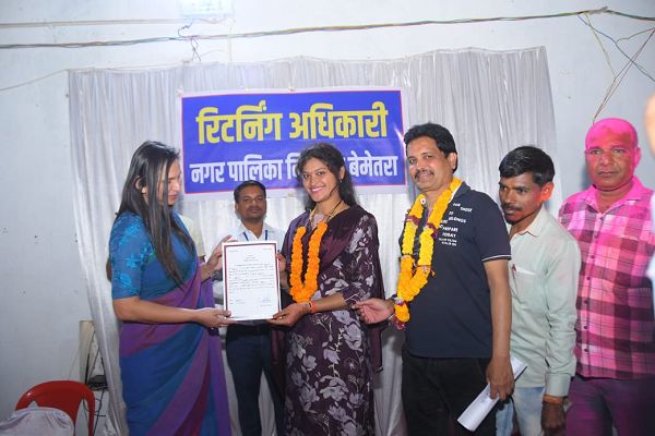 नगर पालिका व 9 नगरीय निकायों में विजयी प्रत्याशियों को मिले प्रमाण पत्र