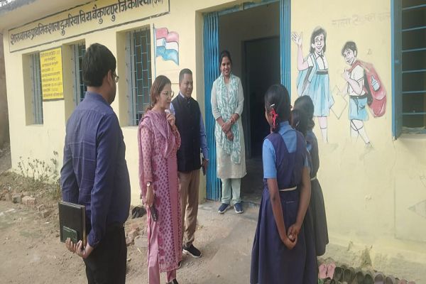 कलेक्टर ने विभिन्न मतदान केन्द्रों का दौरा किया