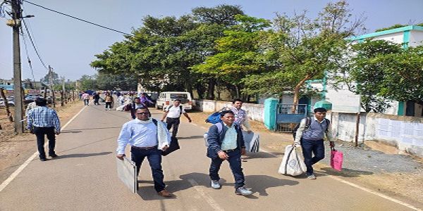 बस्तर और लोहांडीगुड़ा विकासखंड के मतदान दलों को किया गया रवाना