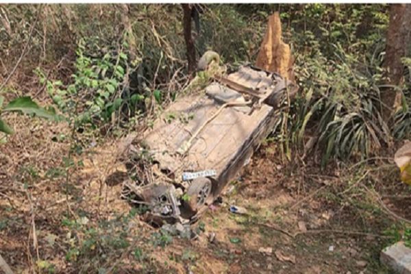 तेज रफ्तार कार माइलस्टोन से टकराते हुए पलटी, एक गंभीर