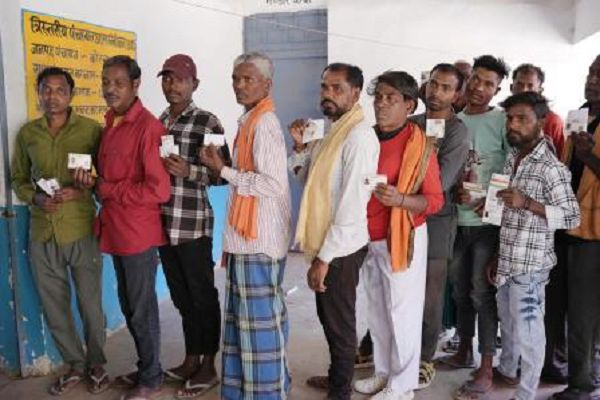 छत्तीसगढ़ के नक्सली प्रभावित इलाके की पंचायतों में वोटिंग के लिए उमड़े मतदाता