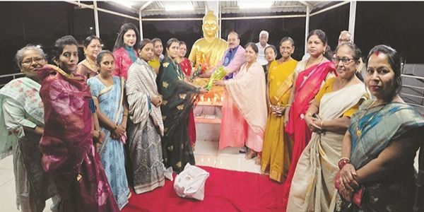 बुद्ध भूमि कोसानगर को दान में मिली कुर्सियां, दानदाता सम्मानित