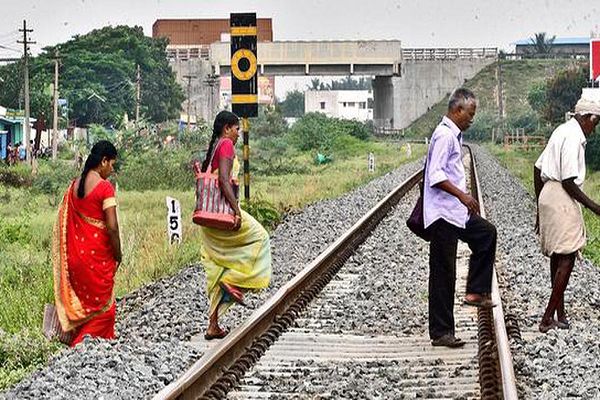 रेलवे ट्रैक पार करना खतरनाक एवं दंडनीय अपराध ।