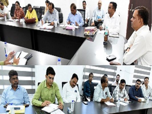 संभाग आयुक्त ने अधिकारियों की बैठक में समय-सीमा कार्यों की समीक्षा की