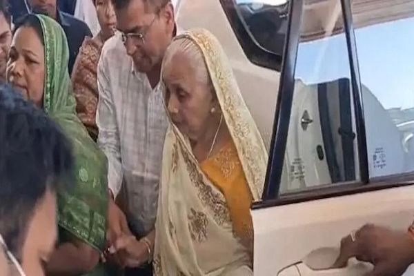 मेकाहारा में मुख्यमंत्री साय की मां ने रुटिन चेकअप कराई