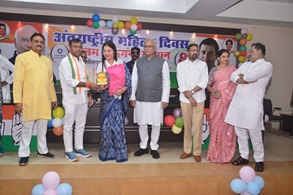 कांग्रेस ने किया महिला पत्रकारों का &lsquo;&lsquo;कलम वीरांगना सम्मान&rsquo;&rsquo;