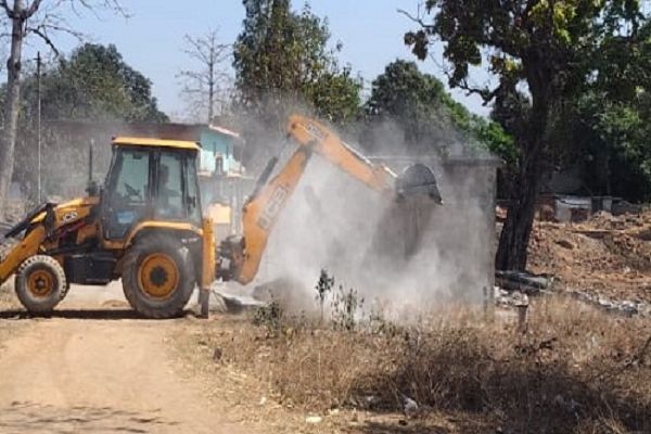 मुआवजा लेकर परिसम्पत्ति खाली नहीं करने वालों पर की जा रही कार्यवाही