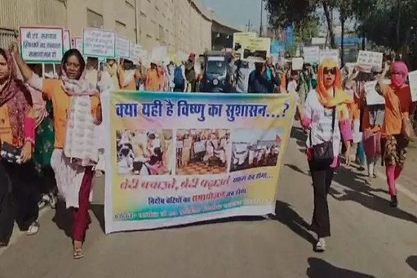 बर्खास्त सहायक शिक्षकों का धरना जारी, सरकार को दी चेतावनी