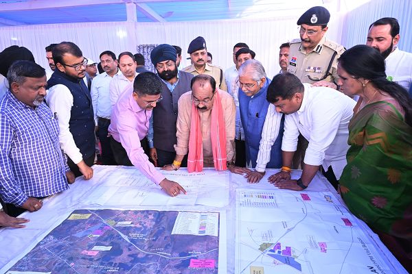 केन्द्रीय राज्य मंत्री श्री तोखन साहू और उप मुख्यमंत्री श्री अरूण साव ने सभास्थल का लिया जायजा