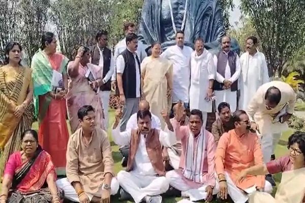 ED की रेड के बाद विधानसभा में हंगामा, निलंबित विधायक बाहर गाने लगे गाना