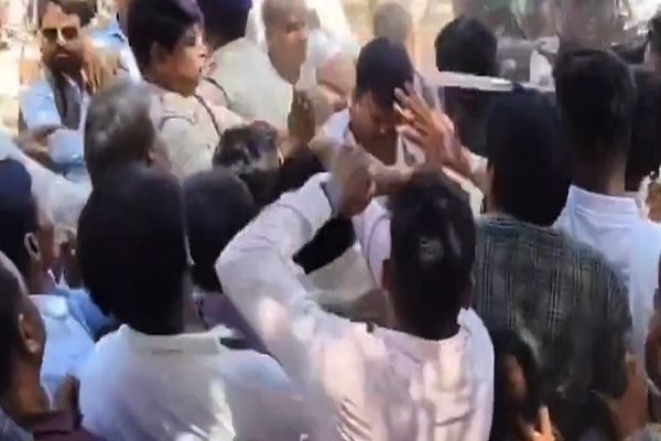 पंचायत अध्यक्ष-उपाध्यक्ष चुनाव के दौरान भिड़े भाजपा-कांग्रेस कार्यकर्ता...
