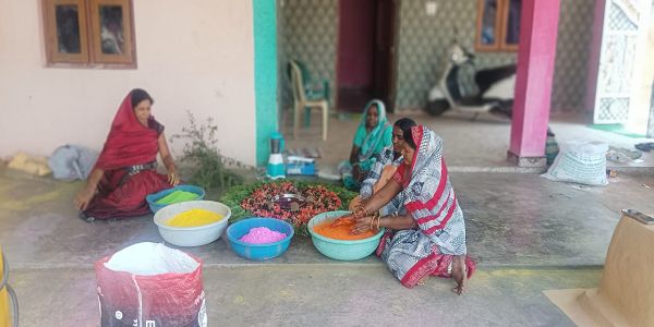 स्वसहायता समूह के हर्बल गुलाल को मिला कांकेर के बाजार में स्थान