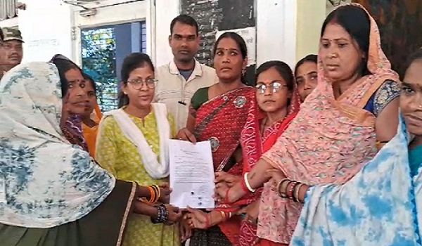 CMO के खिलाफ स्वच्छता दीदियों ने खोला मोर्चा, लगाये कई गम्भीर आरोप