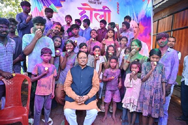 मुख्यमंत्री ने बच्चों के साथ खेली होली