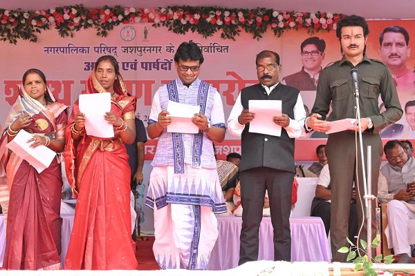 नगर पालिका परिषद जशपुर के नवनिर्वाचित अध्यक्ष और पार्षदों का शपथ ग्रहण समारोह सम्पन्न