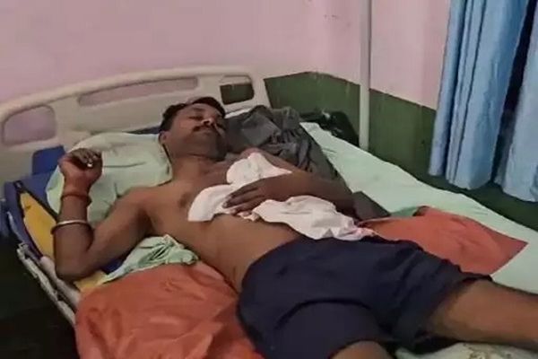 पुलिसकर्मी ने पड़ोसी को चाकू मारा, हालत गंभीर