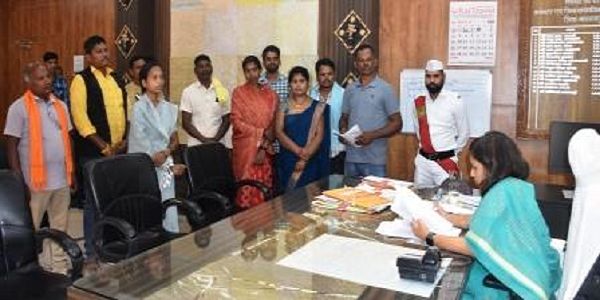 कलेक्टर ने सुनी आमजनों की समस्याएं, निराकरण करने का दिलाया भरोसा