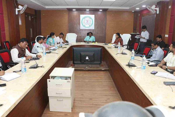 सभी राजस्व प्रकरणों का निराकरण समय सीमा में करना सुनिश्चित करें : कलेक्टर