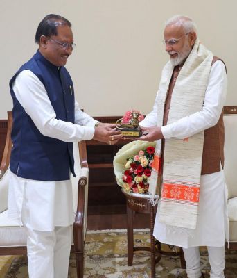 मुख्यमंत्री विष्णुदेव साय ने प्रधानमंत्री को सौंपा बस्तर के विकास का रोडमैप