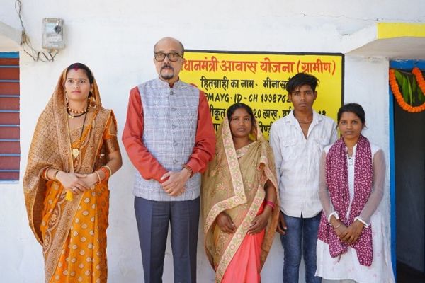 पीएम आवास योजना के हितग्राहियों से मिले राज्यपाल