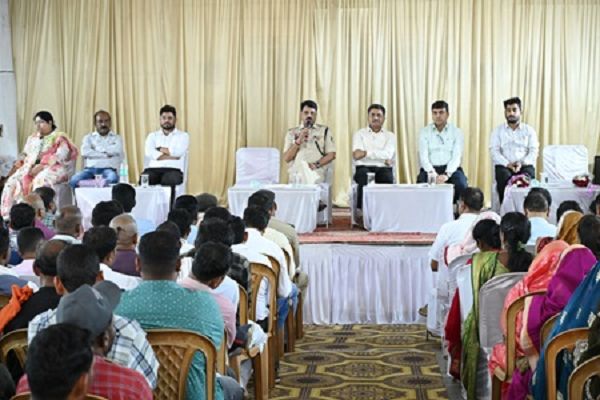 गांवों में विकास कार्यो को गति देने की योजनाओं की समीक्षा