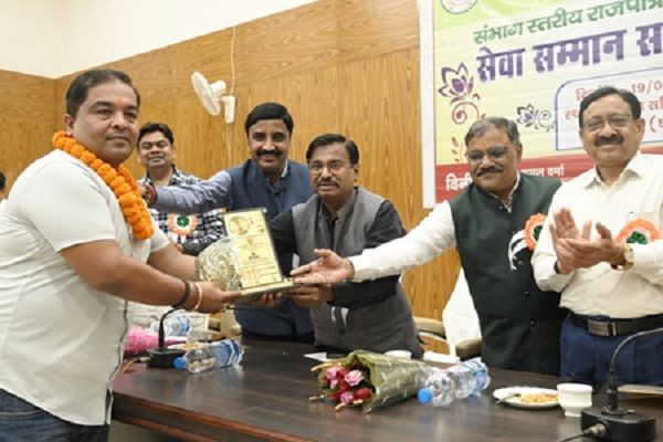 कमिश्नर ने किया सेवानिवृत्त अधिकारियों का सम्मान