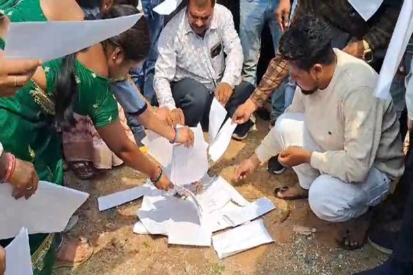 पंचायत सचिव संघ का प्रदर्शन, अल्टीमेटम की प्रतियां जलाकर जताया विरोध