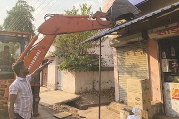 सड़क और नालियों से हटाए गए अवैध निर्माण