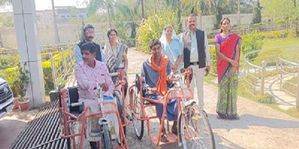 अस्थिबाधित दिव्यांगजनों को प्रदाय किया गया ट्राय सायकल