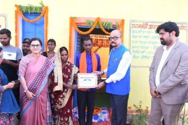 राज्यपाल डेका के हाथों शिवराम को मिली &lsquo;आशियाने&rsquo; की चाबी