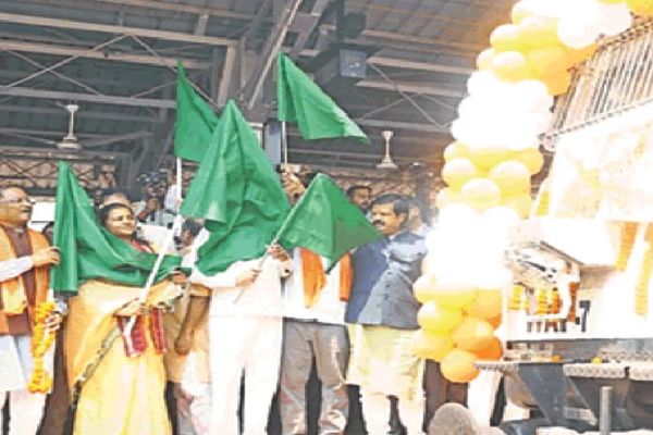 मुख्यमंत्री ने दिखाई तीर्थ दर्शन योजना को झंडी, 780 श्रद्धालु हुए शामिल