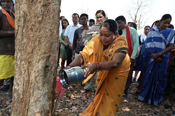 जल संरक्षण की दिशा में कोरिया प्रशासन की अनूठी पहल&ndash;'आवा पानी झोंकी', ग्रामीणों ने अभियान को सराहा