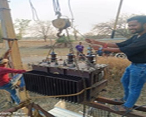 मुख्यमंत्री कैंप कार्यालय की पहल पर रेंगारटोली में लगाया गया नया ट्रांसफार्मर