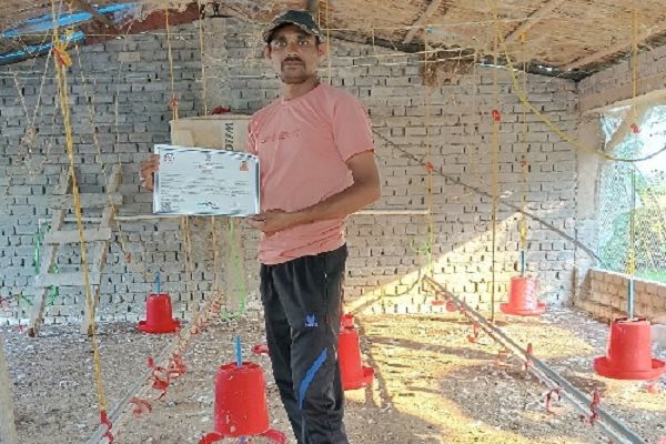 मुर्गीपालन से आत्मनिर्भरता की मिसाल बने दीपक सिंह
