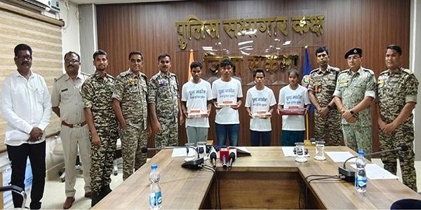 20 लाख के ईनामी 4 नक्सलियों ने किया आत्मसमर्पण