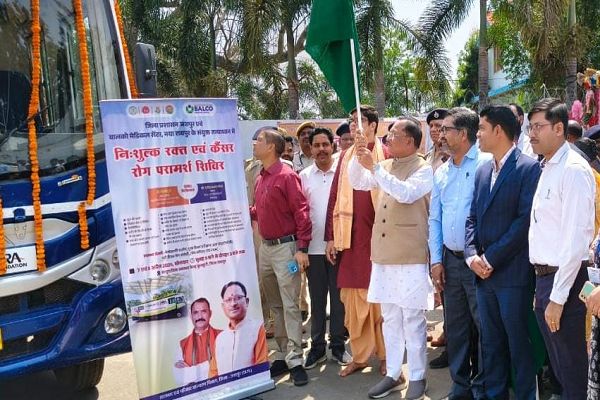 मुख्यमंत्री श्री विष्णुदेव साय ने  कैंसर डिटेक्शन वैन को हरी झंडी दिखाकर किया रवाना