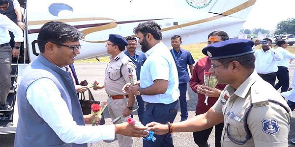 वित्त मंत्री और जिले के प्रभारी मंत्री ओपी चौधरी का आगडीह हवाई पट्टी में किया गया आत्मीय स्वागत