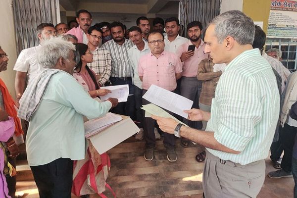 कलेक्टर ने लोगों से उनकी समस्याएं मौके पर सुनी