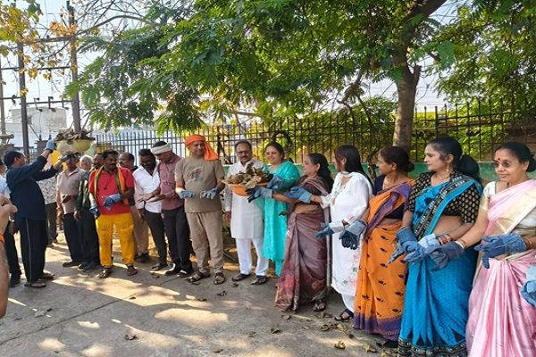 चंगोराभाठा में मेयर मीनल चौबे ने श्रमदान की