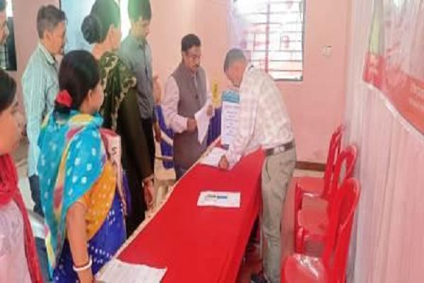 संभागायुक्त कावरे ने सुशासन तिहार शिविरों का लिया जायज़ा